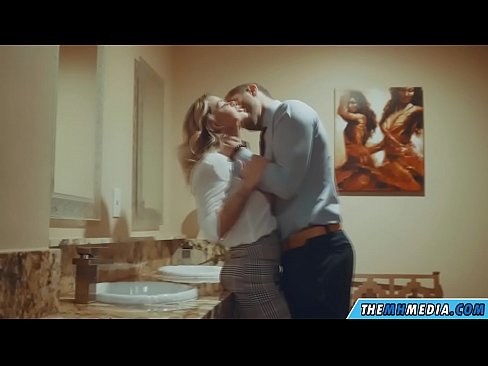 ❤️ Pan fydd melyn busty yn eich hudo mewn ystafell orffwys gyhoeddus ️ Fideo porn ar cy.pornochaturbate.ru ️❤